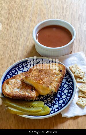 Gegrilltes Käsesandwich mit Tomatensuppe, von James D Coppinger/Dembinsky Photo Assoc Stockfoto