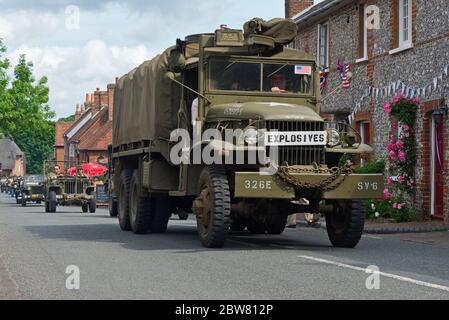 Das Southwick Village 1940er Wiederbelebungsereignis im Jahr 2019 feiert D-Day 75. Eine Kriegsnachstellung mit Menschen in historischen Kostümen und Oldtimern Stockfoto