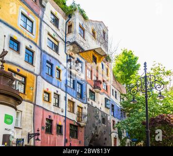 WIEN, ÖSTERREICH - 8. MAI 2016: Seitenansicht des Hundertwasserhauses während des Tages im Sommer. Stockfoto