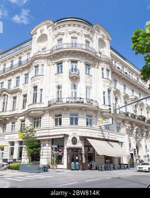 WIEN, ÖSTERREICH - 15. MAI 2016: Die Außenanlagen von Cafés und Gebäuden in Wien während des Tages. Stockfoto