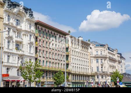 WIEN, ÖSTERREICH - 15. MAI 2016: Das Äußere der typischen Architektur im Zentrum Wiens während des Tages zeigt die Fassaden und Details Stockfoto