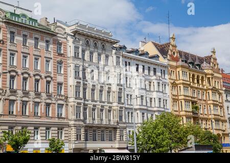 WIEN, ÖSTERREICH - 15. MAI 2016: Das Äußere der typischen Architektur im Zentrum Wiens während des Tages zeigt die Fassaden und Details Stockfoto