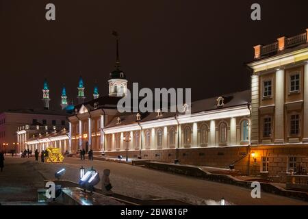 KAZAN, RUSSLAND - 3. JANUAR 2020: Winterabend im Kazan Kreml. Cannon Yard mit Nachtlicht. Kasan, Tatarstan, Russland Stockfoto