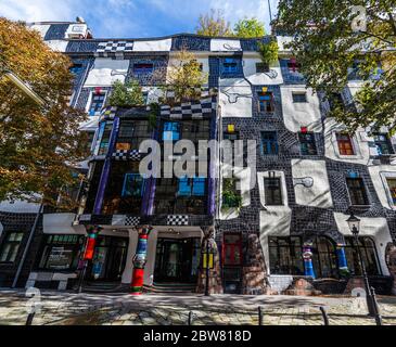 WIEN, ÖSTERREICH - 3. OKTOBER 2016: Tagsüber das Außengebäude des KUNST HAUS WIEN (Hundertwasser) Museums in Wien. Stockfoto