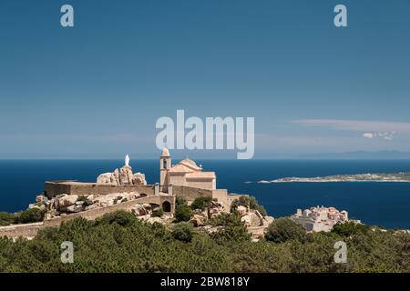 Kirche Notre Dame de la Serra und die alte Zitadelle von Calvi in der Balagne von Korsika, umgeben vom blauen Mittelmeer mit Cap C Stockfoto