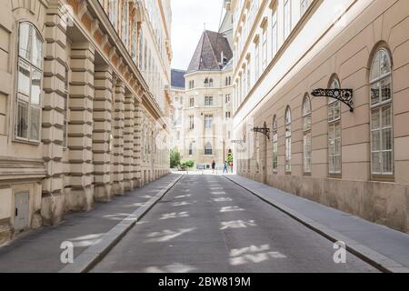 WIEN, ÖSTERREICH - 4. JUNI 2016: Ein Blick auf die Straßen Wiens während des Tages zeigt das Äußere von Gebäuden und Architektur. Stockfoto