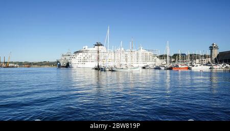 Die Welt ist die größte private Wohnyacht. Angedockt in Falmouth Cornwall ist die Welt die größte private Wohnyacht. Stockfoto