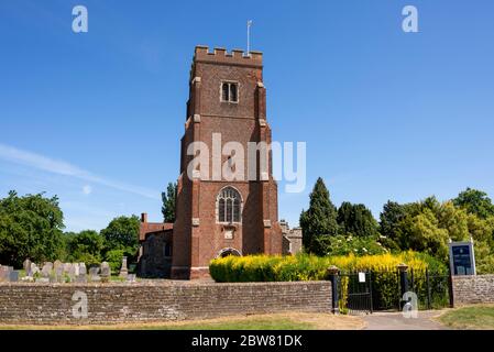 Saint Andrews Church, auf dem Golfplatz des Golfclubs Rochford Hundred Golf. TUDOR Tower und C16-Sakristei. Anglikanische Kirche in der Diözese Chelmsford Stockfoto