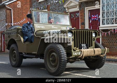 Das Southwick Village 1940er Wiederbelebungsereignis im Jahr 2019 feiert D-Day 75. Eine Kriegsnachstellung mit Menschen in historischen Kostümen und Oldtimern Stockfoto