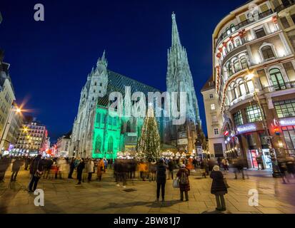 WIEN, ÖSTERREICH - 2. DEZEMBER 2016: Stephansdom zu Weihnachten. Große Mengen von Menschen sind zu sehen. Stockfoto