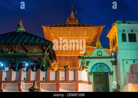 Die Verwandten warten auf einen Scheiterhaufen. Bagmati Fluss, Arya Ghat, Pashupatinath Tempel. Kathmandu, Nepal, Nepalesisch, Asien, Asien, Himalaya. Stockfoto