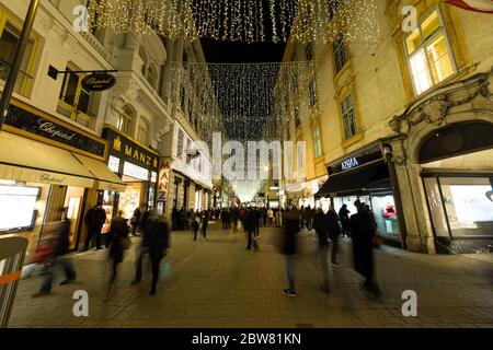 WIEN, ÖSTERREICH - 2. DEZEMBER 2016: Ein Blick auf den Kohlmarkt in Wien zu Weihnachten. Viele Leute, Dekorationen und die Außenflächen der Geschäfte sind zu sehen. Stockfoto