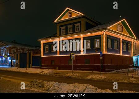 KAZAN, RUSSLAND - 3. JANUAR 2020: Blick auf das farbenfrohe alte tatarische Haus an der alten tatarischen Siedlung an einem wolkigen Winterabend Stockfoto