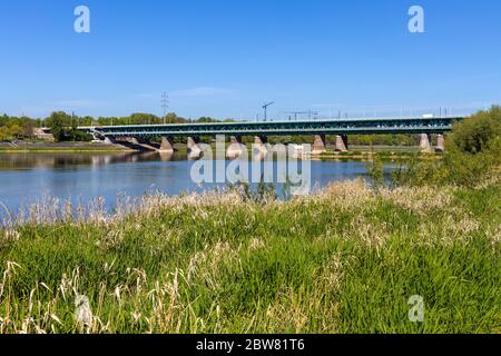 Warschau, Mazovia / Polen - 2020/05/09: Panoramablick auf die Danziger Brücke - Most Gdanski - Zweideck-Stahltrassentbau über der Weichsel Stockfoto