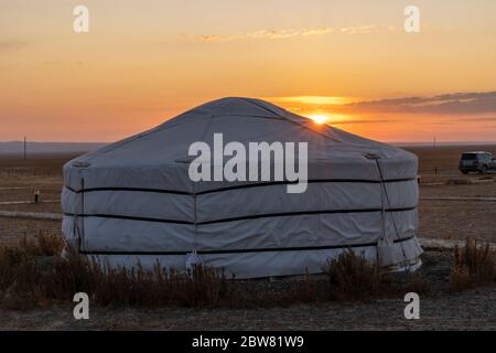 Ein mongolischer Ger auf dem Campingplatz, Mongolei, Asien. Stockfoto
