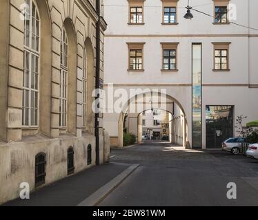 WIEN, ÖSTERREICH - 8. AUGUST 2015: Straßen von Wien während des Tages, zeigt die Außenseite von Gebäuden und Bögen. Stockfoto