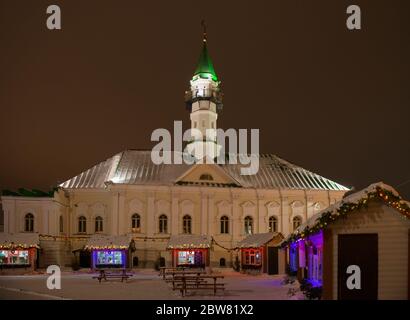 KAZAN, RUSSLAND - 3. JANUAR 2020: Blick auf die Moschee Al-Marjani in Kazan an einem wolkigen Winterabend. Straße Kayum Nasyri Stockfoto