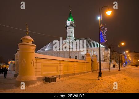 KAZAN, RUSSLAND - 3. JANUAR 2020: Blick auf die Moschee Al-Marjani in Kazan an einem wolkigen Winterabend. Straße Kayum Nasyri Stockfoto