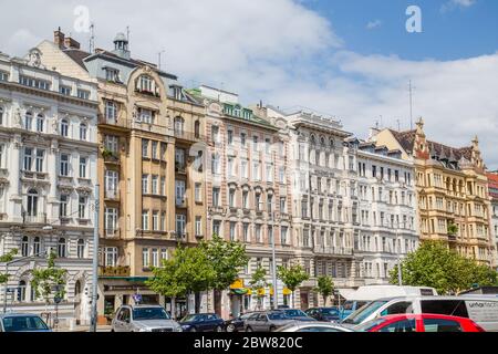 WIEN, ÖSTERREICH - 15. MAI 2016: Das Äußere der typischen Architektur im Zentrum Wiens während des Tages zeigt die Fassaden und Details Stockfoto