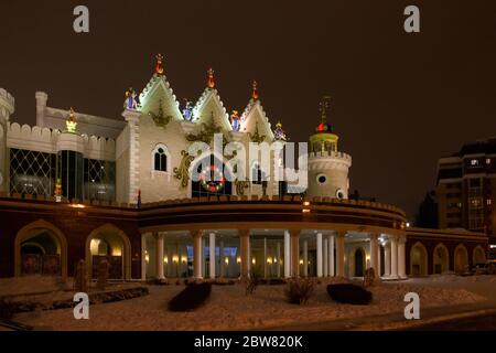 KAZAN, RUSSLAND - 3. JANUAR 2020: Nacht Kazan. Kazan Tatar Staatliches Puppentheater 'Ekiyat' an einem bewölkten Winterabend Stockfoto