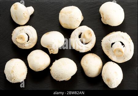 Pilze über schwarz. Nahaufnahme Von Frischen Crimini Pilz Gegen Schwarzen Hintergrund Stockfoto