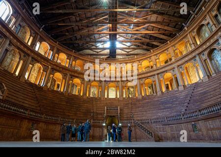 Touristen bewundern Teatro Farnese (Farnese Theater) innerhalb des Gebäudekomplexes des Palazzo della Pilotta, Parma, Emilia Romagna, Italien, Europa. Stockfoto