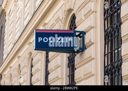 WIEN, ÖSTERREICH - 8. AUGUST 2015: Ein Schild auf einem Gebäude für eine Polizeistation in Wien. Stockfoto