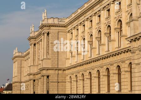 WIEN, ÖSTERREICH - 8. AUGUST 2015: Die Außenseite der Rückseite des Naturhistorischen Museums zeigt einen Teil des Gebäudes. Stockfoto