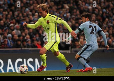 MANCHESTER, ENGLAND - Ivan Rakitic aus Barcelona und David Silva während der UEFA Champions League-Runde 16 1. Etappe zwischen Manchester City und FC Barcelona im Etihad Stadium, Manchester am Dienstag, 24. Februar 2015. Stockfoto