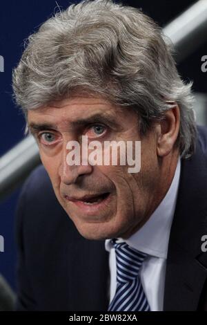 MANCHESTER, ENGLAND - Manchester City Manager Manuel Pellegrini während der UEFA Champions League-Runde 16 1. Etappe zwischen Manchester City und FC Barcelona im Etihad Stadium, Manchester am Dienstag, 24. Februar 2015. Stockfoto