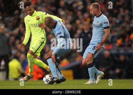 MANCHESTER, ENGLAND - Neymar von Barcelona kämpft am Dienstag, 24. Februar 2015, um den Besitz des Balls mit Fernandinho von Manchester City während der UEFA Champions League-Runde 16 1. Etappe zwischen Manchester City und FC Barcelona im Etihad Stadium, Manchester. Stockfoto