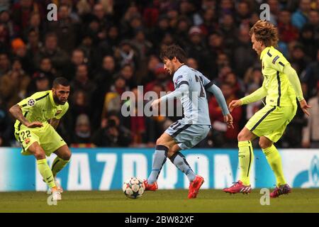 MANCHESTER, ENGLAND - David Silva von Manchester City in Aktion mit Dani Alves da Silva und Ivan Rakitic während der UEFA Champions League-Runde 16 1. Etappe zwischen Manchester City und FC Barcelona im Etihad Stadium, Manchester am Dienstag, 24. Februar 2015 (Quelle: Mark Fletcher) Stockfoto