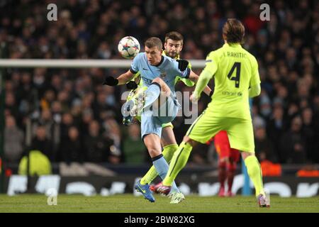 MANCHESTER, ENGLAND - Edin Dzeko von Manchester City kämpft mit Gerard Pique von Barcelona während der UEFA Champions League-Runde 16 1. Etappe zwischen Manchester City und FC Barcelona im Etihad Stadium, Manchester am Dienstag, 24. Februar 2015. Stockfoto