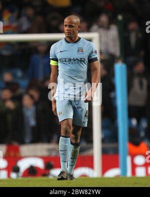 MANCHESTER, ENGLAND - Vincent Kompany aus Manchester City während der UEFA Champions League-Runde 16 1. Etappe zwischen Manchester City und FC Barcelona im Etihad Stadium, Manchester am Dienstag, 24. Februar 2015. Stockfoto