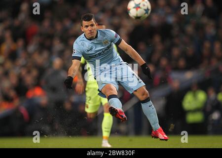 MANCHESTER, ENGLAND - Sergio Aguero schießt während der UEFA Champions League-Runde 16 1. Etappe zwischen Manchester City und FC Barcelona im Etihad Stadium, Manchester am Dienstag, 24. Februar 2015 auf das Tor. Stockfoto