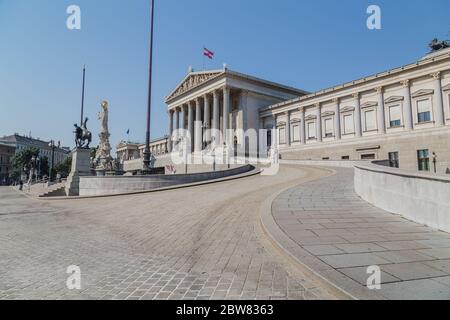 WIEN, ÖSTERREICH - 8. AUGUST 2015: Tagsüber die Außenseite des österreichischen Parlamentsgebäudes. Menschen können draußen gesehen werden. Stockfoto