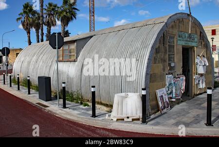 TA QALI CRAFT VILLAGE, MALTA - 8. NOVEMBER 2019: Eine alte Nissen Hütte wird als Verkaufsstelle genutzt Stockfoto