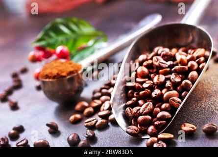 Kaffeebohnen auf einem Tisch, Fotoarchiv Stockfoto