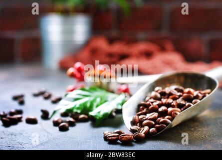 Kaffeebohnen auf einem Tisch, Fotoarchiv Stockfoto