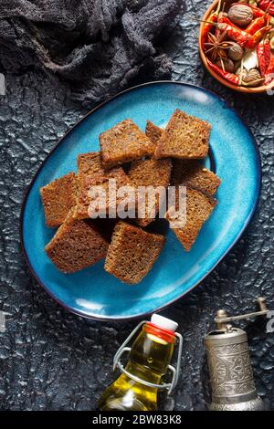 Gebratenes dunkles Brot mit Salz und Öl Stockfoto