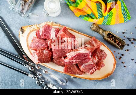 Rohes Fleisch auf Holzbrett, rohes Fleisch für Kebab Stockfoto