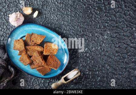 Gebratenes dunkles Brot mit Salz und Öl Stockfoto