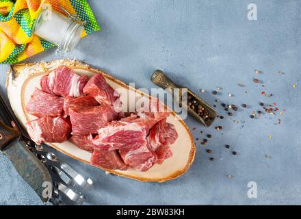 Rohes Fleisch auf Holzbrett, rohes Fleisch für Kebab Stockfoto