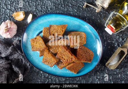 Gebratenes dunkles Brot mit Salz und Öl Stockfoto