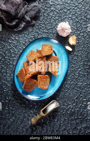 Gebratenes dunkles Brot mit Salz und Öl Stockfoto