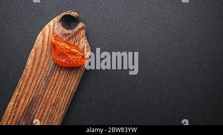 Natürliches Bernstein. Ein Stück gelb transparent Natur Bernstein auf einem Stück strukturiertes Holz, Hintergrund für Design Stockfoto