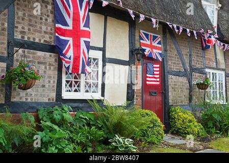 Das Southwick Village 1940er Wiederbelebungsereignis im Jahr 2019 feiert D-Day 75. Eine Kriegsnachstellung mit Menschen in historischen Kostümen und Oldtimern Stockfoto