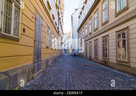 WIEN, ÖSTERREICH - 8. AUGUST 2015: Tagsüber ein Blick auf die Blutgasse in Wien. Gebäude Außenbereiche sind zu sehen. Stockfoto