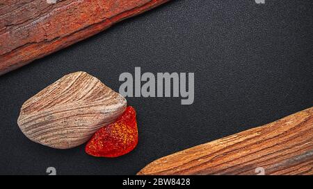 Natürliches Bernstein. Ein Stück gelb transparent Natur Bernstein auf einem Stück strukturiertes Holz, Hintergrund für Design Stockfoto