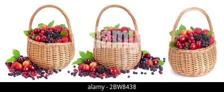 Frische Beeren im Korb isoliert auf weißem Hintergrund Stockfoto